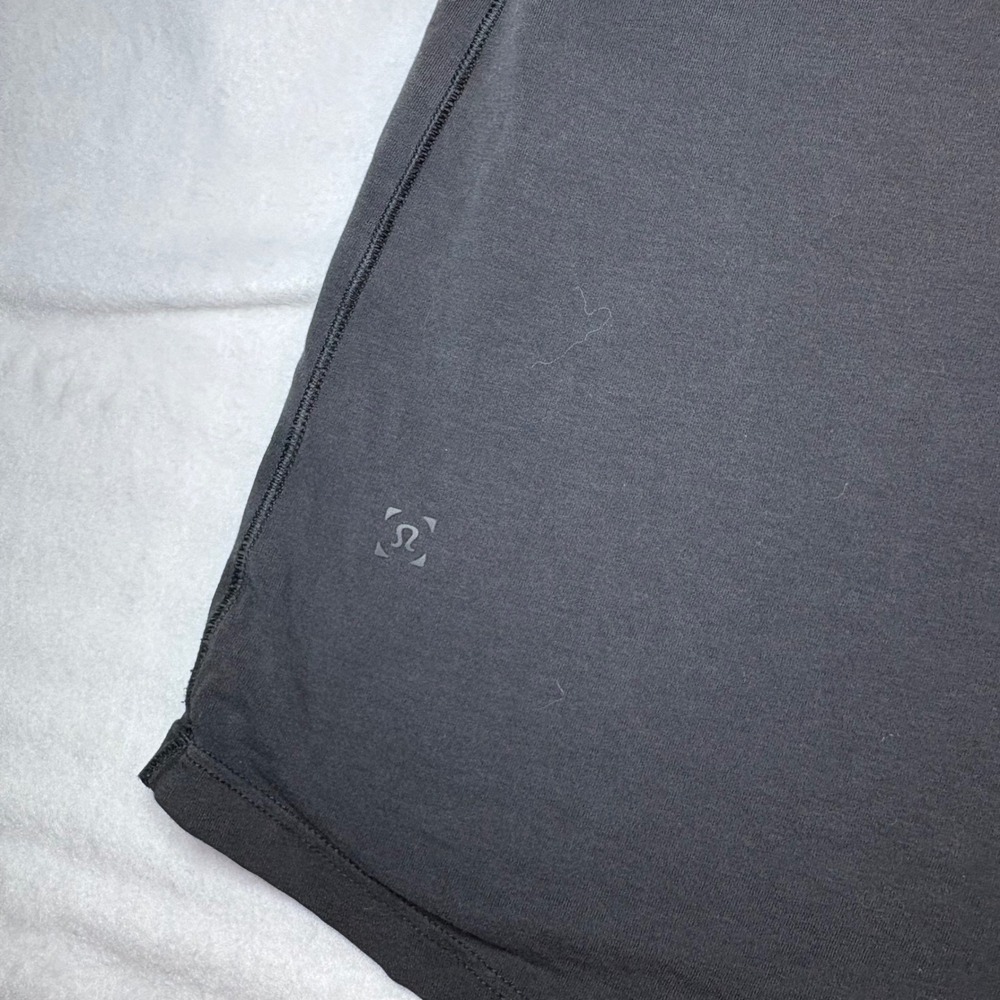 Lululemon Mens Short Sleeve Cotton Blend T-Shirt Black Grey Curved Hem Logo - Picture 2 of 5